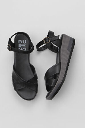 Bueno Shoes Siyah Deri Kadın Dolgu Topuklu Sandalet 01wl3303