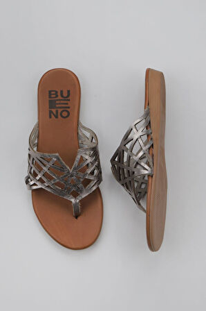 Bueno Shoes Gümüş Parlak Deri Kadın Parmak Arası Terlik 01wu7460