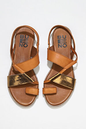 Bueno Shoes Taba Bronz Deri Kadın Parmak Arası Sandalet 01ws2513