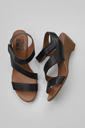 Bueno Shoes Siyah Deri Kadın Dolgu Topuklu Sandalet 01wn3720