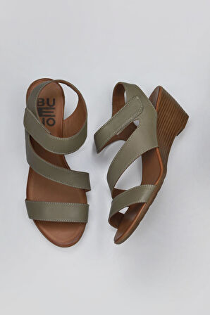 Bueno Shoes Yeşil Deri Kadın Dolgu Topuklu Sandalet 01wn3720