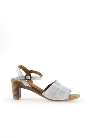 Bueno Shoes Beyaz Deri Kadın Topuklu Sandalet 01wn4000