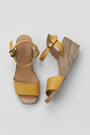 Bueno Shoes Sarı Deri Kadın Dolgu Topuklu Sandalet 01ws10304