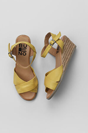 Bueno Shoes Sarı Deri Kadın Dolgu Topuklu Sandalet 01ws11100