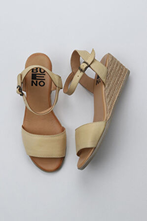 Bueno Shoes Sarı Deri Kadın Dolgu Topuklu Sandalet 01ws11101
