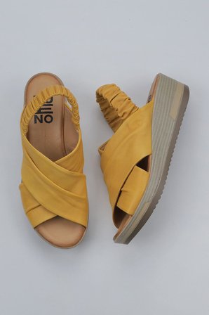 Bueno Shoes Sarı Deri Kadın Dolgu Topuklu Sandalet 01wu5700
