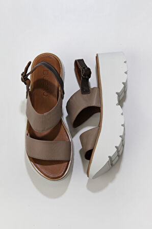 Bueno Shoes Gri Deri Kadın Dolgu Topuklu Sandalet 01wu11400