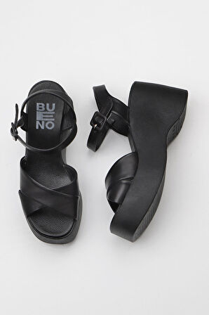 Bueno Shoes Siyah Deri Kadın Dolgu Topuklu Sandalet 01wy9001