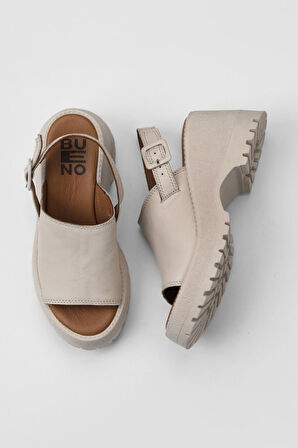 Bueno Shoes Krem Deri Kadın Dolgu Topuklu Sandalet 01wy12601