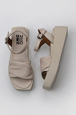 Bueno Shoes Krem Deri Kadın Dolgu Topuklu Sandalet 01wy5909