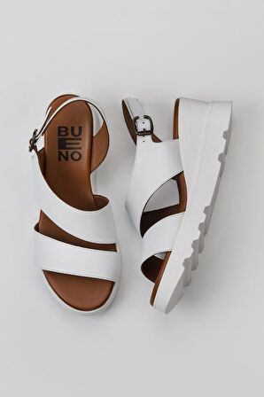 Bueno Shoes Beyaz Deri Kadın Dolgu Topuklu Sandalet 01wy8602