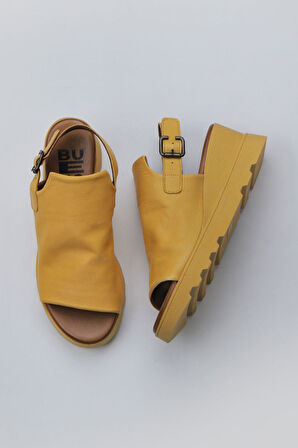 Bueno Shoes Sarı Deri Kadın Dolgu Topuklu Sandalet 01wy8603
