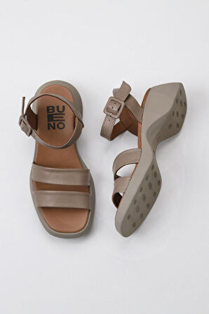 Bueno Shoes Gri Deri Kadın Dolgu Topuklu Sandalet 01wy9302