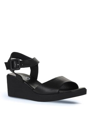 Bueno Shoes Siyah Deri Kadın Dolgu Topuklu Sandalet 01wy2400