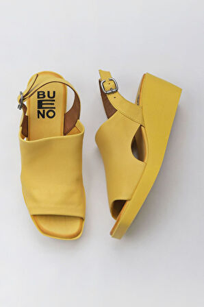 Bueno Shoes Sarı Deri Kadın Dolgu Topuklu Sandalet 01wy2407