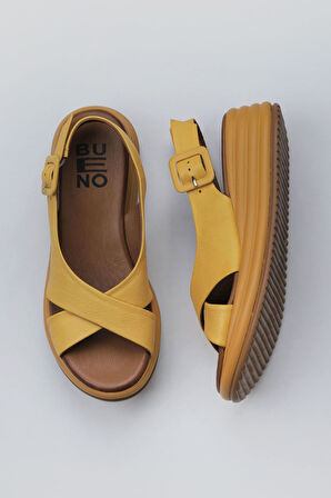 Bueno Shoes Sarı Deri Kadın Dolgu Topuklu Sandalet 01wy5701