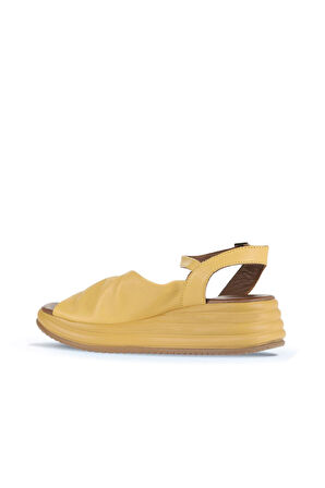 Bueno Shoes Sarı Deri Kadın Dolgu Topuklu Sandalet 01wa2402