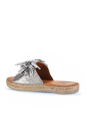 Gümüş Parlak Deri Kadın Espadril Terlik