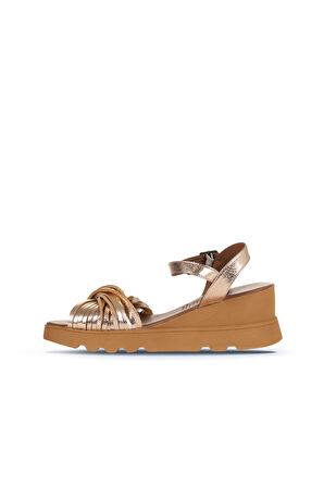 Bueno Shoes Altın Açık Parlak Deri Kadın Dolgu Topuklu Sandalet 01wy8609