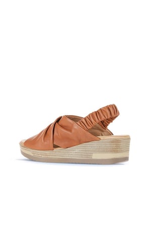 Bueno Shoes Taba Koyu Deri Kadın Dolgu Topuklu Sandalet 01wu5700