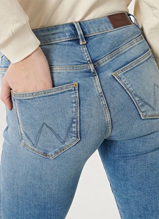 Wrangler W28KZM29B Yüksek Bel Dar Paça Skinny Fit Düz Açık Mavi Kadın Denim Pantolon