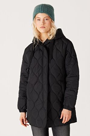 Regular Fit Normal Kesim Kapüşonlu Siyah Kapitone Ceket
