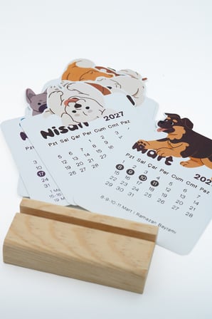 Ahşap Standlı Özel Kesim Neşeli Corgi Tasarımlı 2027 Masaüstü Takvimi 8,5x12 Cm - Sevimli Yeni Yıl Hediyesi Çok Renkli