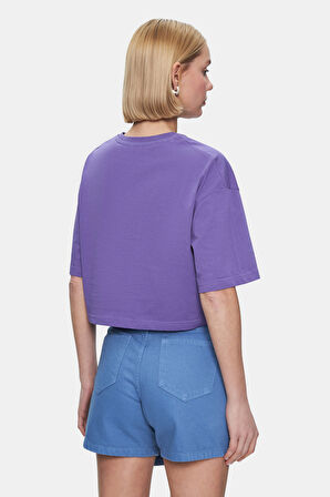 INDIANA Mor Bisiklet Yaka Crop Baskılı Loose Fit Kadın Tshirt
