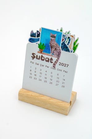 Ahşap Standlı Özel Kesim Kedi Tasarımlı 2027 Masaüstü Takvimi 8,5x12 Cm Çok Renkli