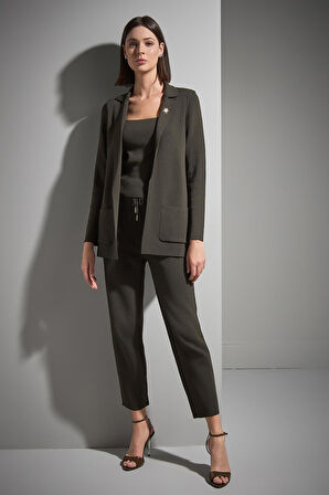 Atkı ve Broş Detaylı Bol Kesim Triko Blazer Ceket