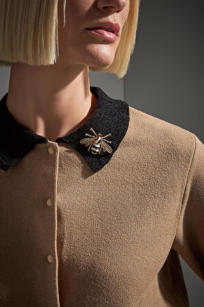 Çıtçıt Detaylı Broşlu Bej Triko Ceket