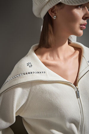 El işi Taş İşlemeli Fermuarlı Ekru Triko Hırka