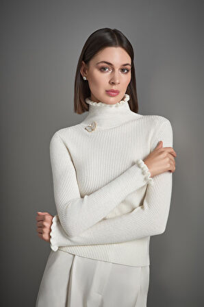 Dik Yaka Kelebek Broş Detaylı Triko Kazak