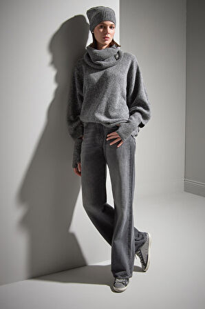 Broş Detaylı Fonksiyonel Yaka Gri Triko Kazak