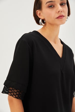 V Yaka Kolları Dantelli Regular Örme Tişört