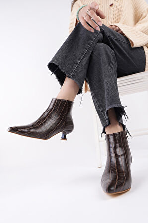 Muggo ÇAÇA Kroko Desenli Sivri Burun İnce Topuklu Fermuarlı Kadın Bot