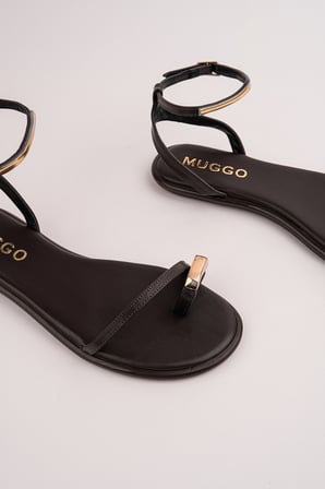 Muggo MALDİV Parmak Arası Gold Metal Detaylı Bilekten Bağlamalı Düz Kadın Sandalet