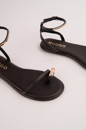 Muggo MALDİV Parmak Arası Gold Metal Detaylı Bilekten Bağlamalı Düz Kadın Sandalet