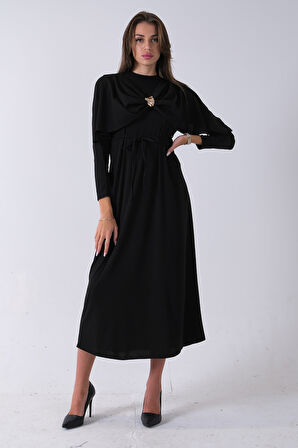 Siyah Bisiklet Yaka Kendinden Şal Detaylı Broşlu Bel Bağlamalı Elbise 4571580.01