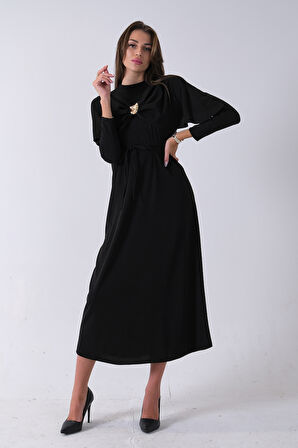 Siyah Bisiklet Yaka Kendinden Şal Detaylı Broşlu Bel Bağlamalı Elbise 4571580.01