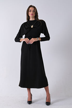 Siyah Bisiklet Yaka Kendinden Şal Detaylı Broşlu Bel Bağlamalı Elbise 4571580.01