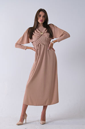 Bej Bisiklet Yaka Kendinden Şal Detaylı Broşlu Bel Bağlamalı Elbise 4571580.55