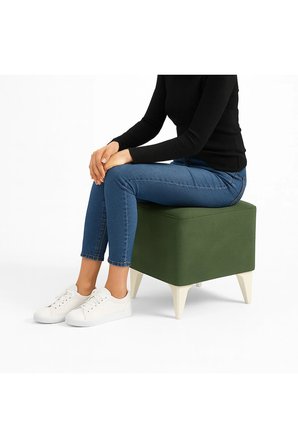Dekoratif Kare Puf 35x35x45 cm – Suetderi Yeşil Kumaş, Beyaz Ayaklı Modern Tasarım