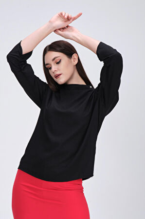 Omuzu Pileli Aksesuarlı Bluz