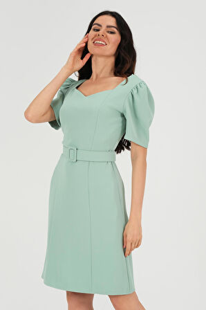 Kalp Yakalı Kemerli Elbise