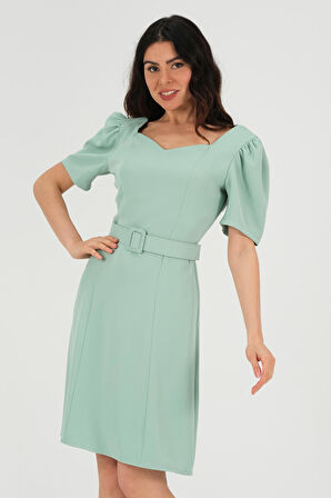 Kalp Yakalı Kemerli Elbise