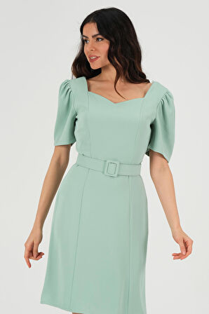 Kalp Yakalı Kemerli Elbise