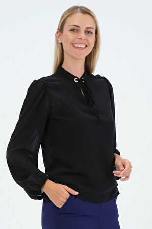 Yakası Bağlama Detaylı Bluz