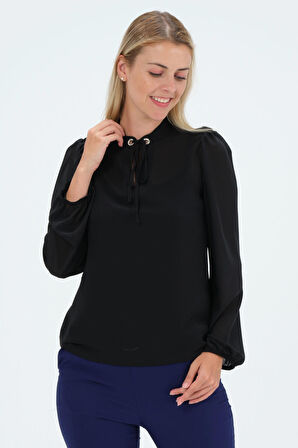 Yakası Bağlama Detaylı Bluz