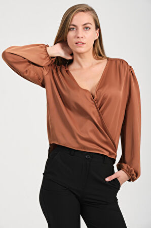 Kuruvaze Kapamalı Saten Bluz